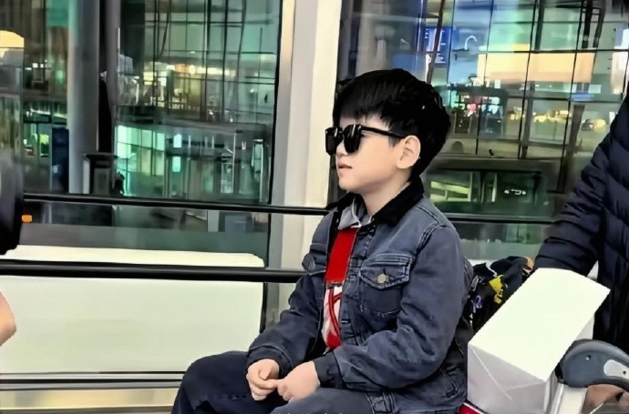 陈妍希携子现身机场，儿子小星星性格开朗，主动向记者挥手问好，乖巧讨喜。这孩子完美