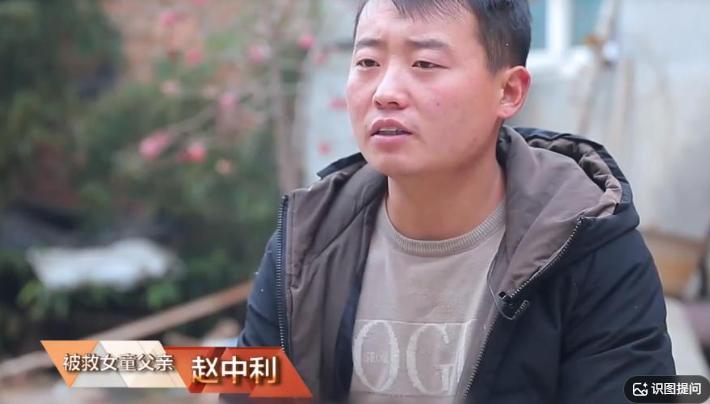 2019年河南，3岁女童栽进20米枯井，父亲跪地求人，连消防都摇头下不去。就在全