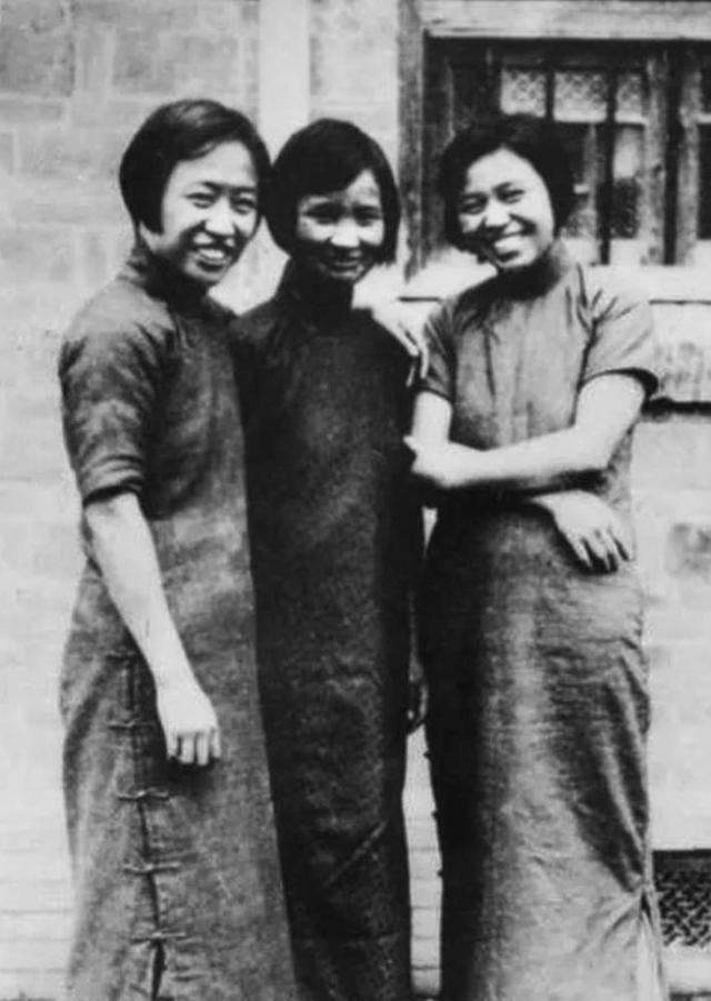 1932年，地下党钱瑛撤退时不幸被捕。她为了不暴露身份，借口肚子疼要去上厕所，趁