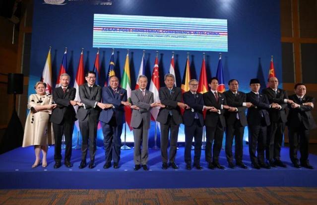 一天连见7国外长！中方在马尼拉打出“外交闪电战”，有人送大礼，有人急交底，可偏偏