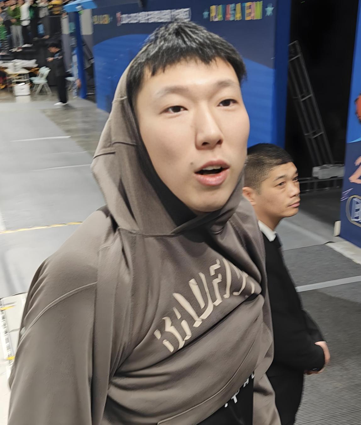 周琦又成了焦点。周琦成为四川男篮的一员参加全运会，本就是令人惊愕的事情，但他能