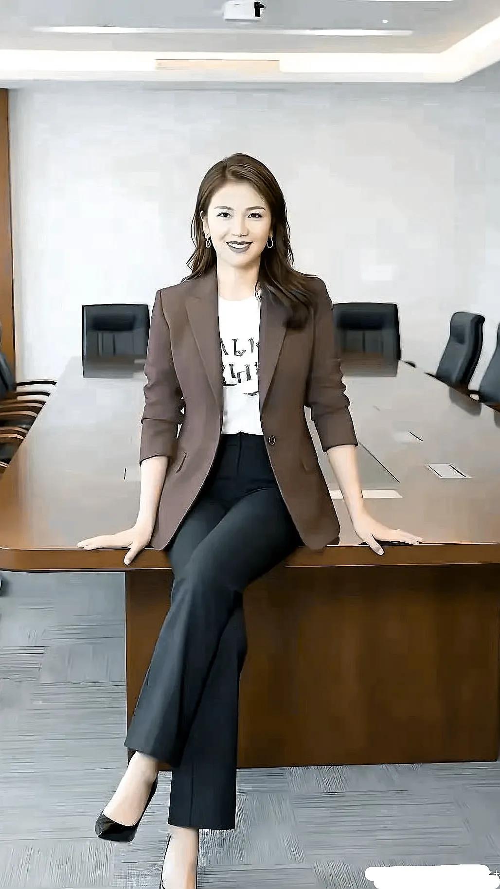 刘涛办公室拍的写真集超好看！她本就是优雅与才华并存的典范。她演艺经历超