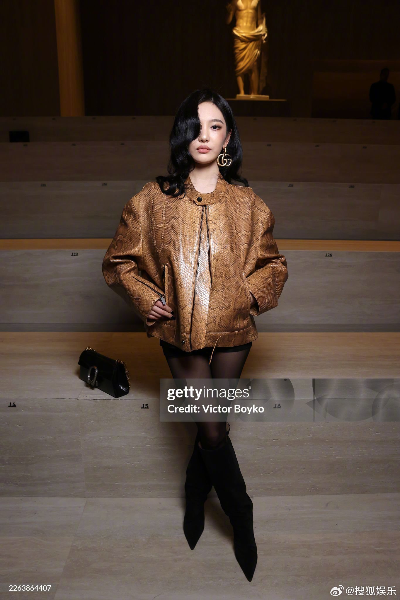 宁艺卓G社看秀生图宁艺卓米兰时装周G社看秀生图来了！精致贵气的侧分卷发搭配蛇纹