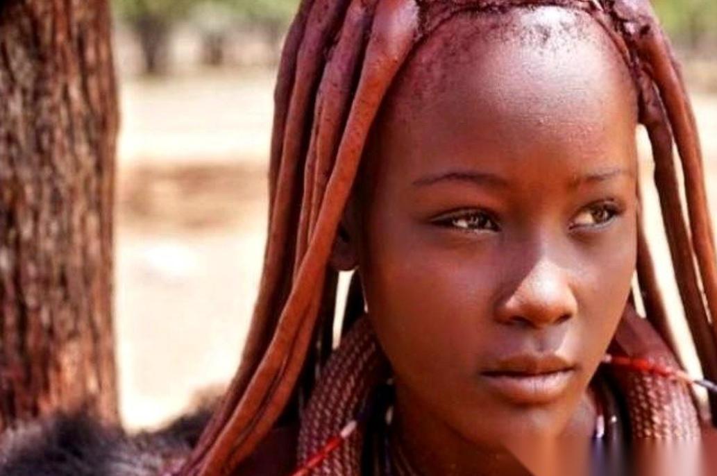 非洲有个红泥族部落，男人平均活不过15岁，他前脚刚咽气，后脚亲弟弟就得住进他家，