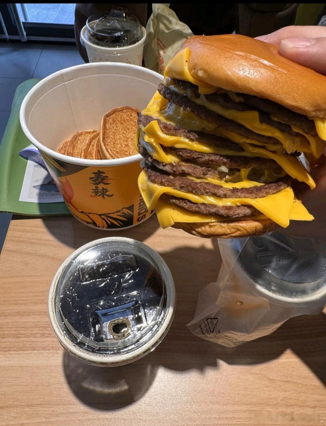 大学同学来找我，好久没见本来想着在家里炒俩菜喝点，结果非拉着我来吃汉堡，说好久不