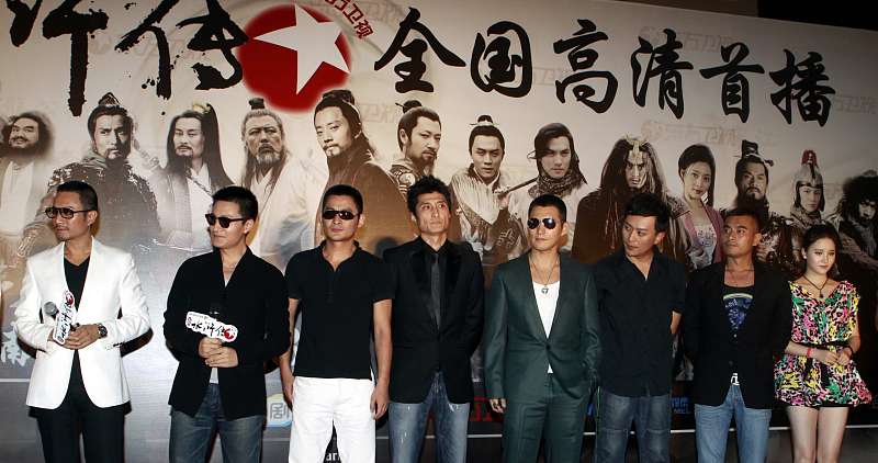 重刷98版《水浒传》才懂什么叫全员演技天花板，当年光顾着看打戏爽，现在抠细节全是惊喜。李雪健演的宋江