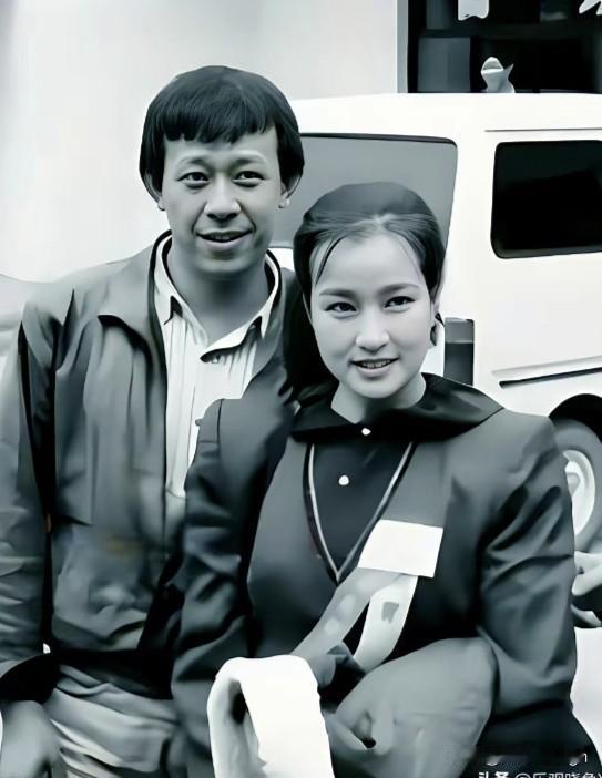 现在再看刘晓庆和姜文当年的照片，真的忍不住感慨一句太般配了。两个人都气场十足