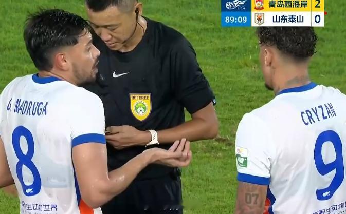 中超联赛彭欣力红牌，郑智都懵了：什么情况……马德鲁加也红了，塔总也是一脸懵…
