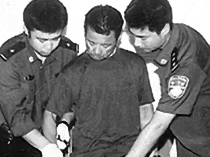 2003年，辽宁锦州冒出个专盯女性的杀人狂。一名31岁女教师死在家中。凶手没