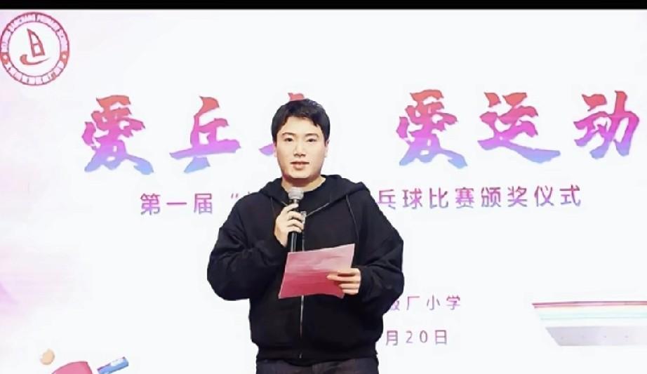梁靖崑到自己儿子学校参加颁奖典礼，亲自给儿子颁奖，孩子得多好高兴呀，两个儿