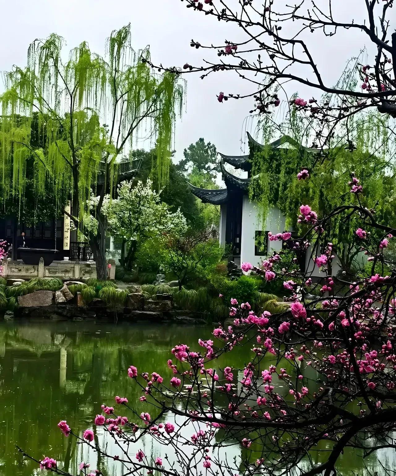 当一个人面临生存问题，先活下去再说。只要这份工作不玷污你的人格，可以给你带来一份