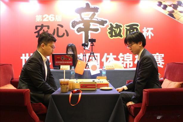 棋迷们都还是有血性的。据说，今天重新开始的农心杯演播室人数廖廖。毫无疑问