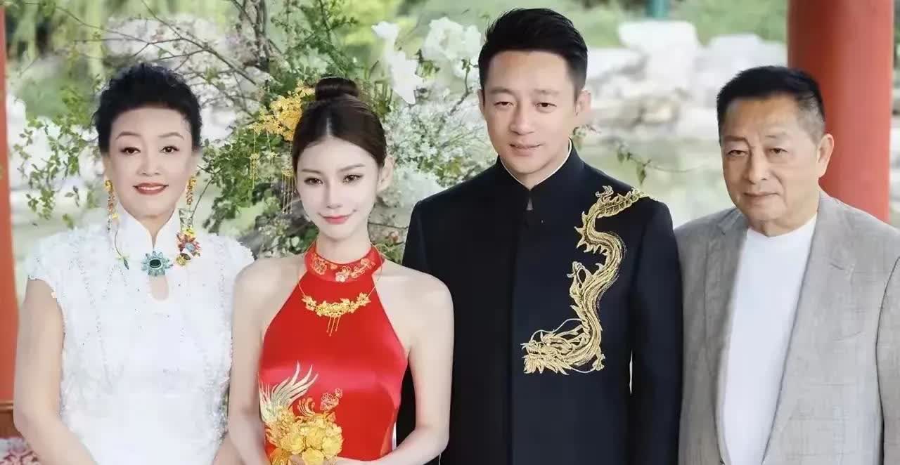 不得不说，汪小菲家人的格局就是大。首先汪小菲再婚，感觉比头婚更热闹，而是这次