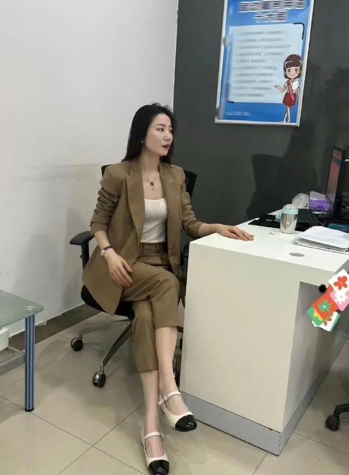 有这样的女同事，你愿意陪她加班吗？