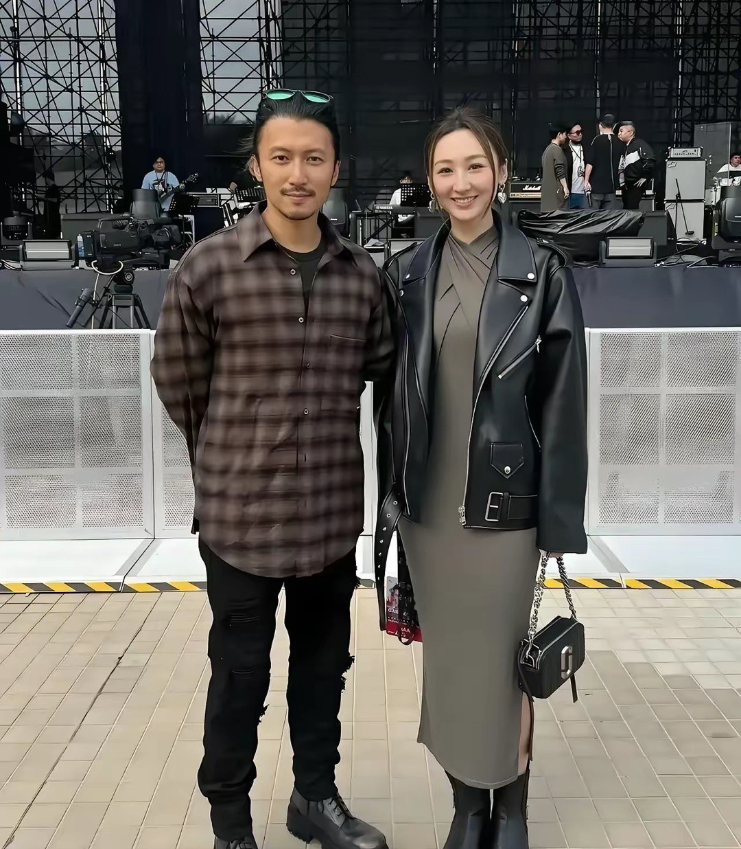 谢霆锋旁边这个美女看着好眼熟，就是叫不出名字来。​​​