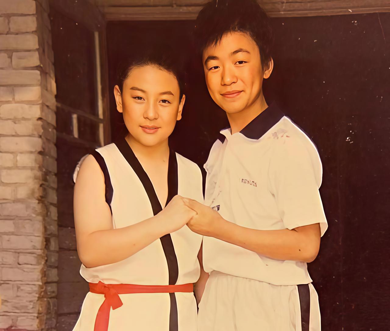 这两个长相可爱的孩子后来都成为家喻户晓的武打明星。两人正是红极一时的释小龙与王宝