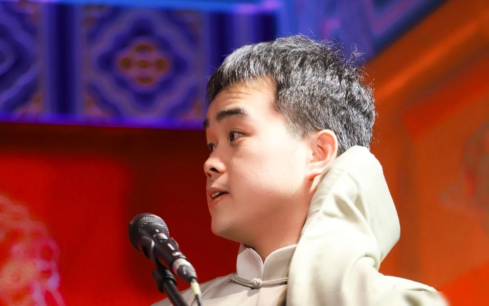 纲丝节最大翻车，于谦亲自下台鞠躬道歉，观众照样骂街要退票。后台一片死寂，谁敢上去