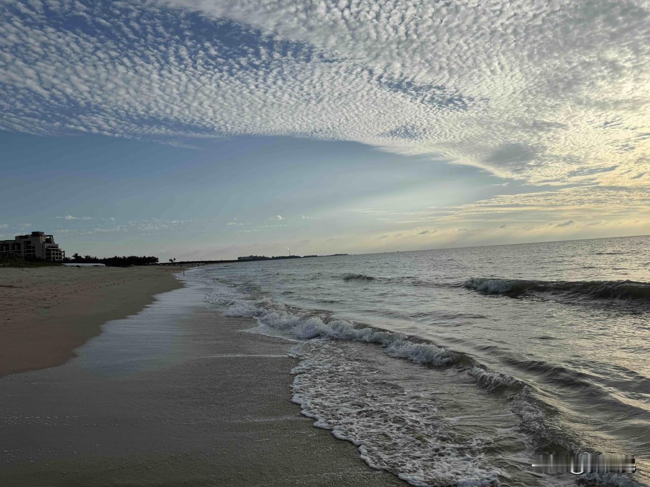 在北部湾，最美落日海滩等待日落。
