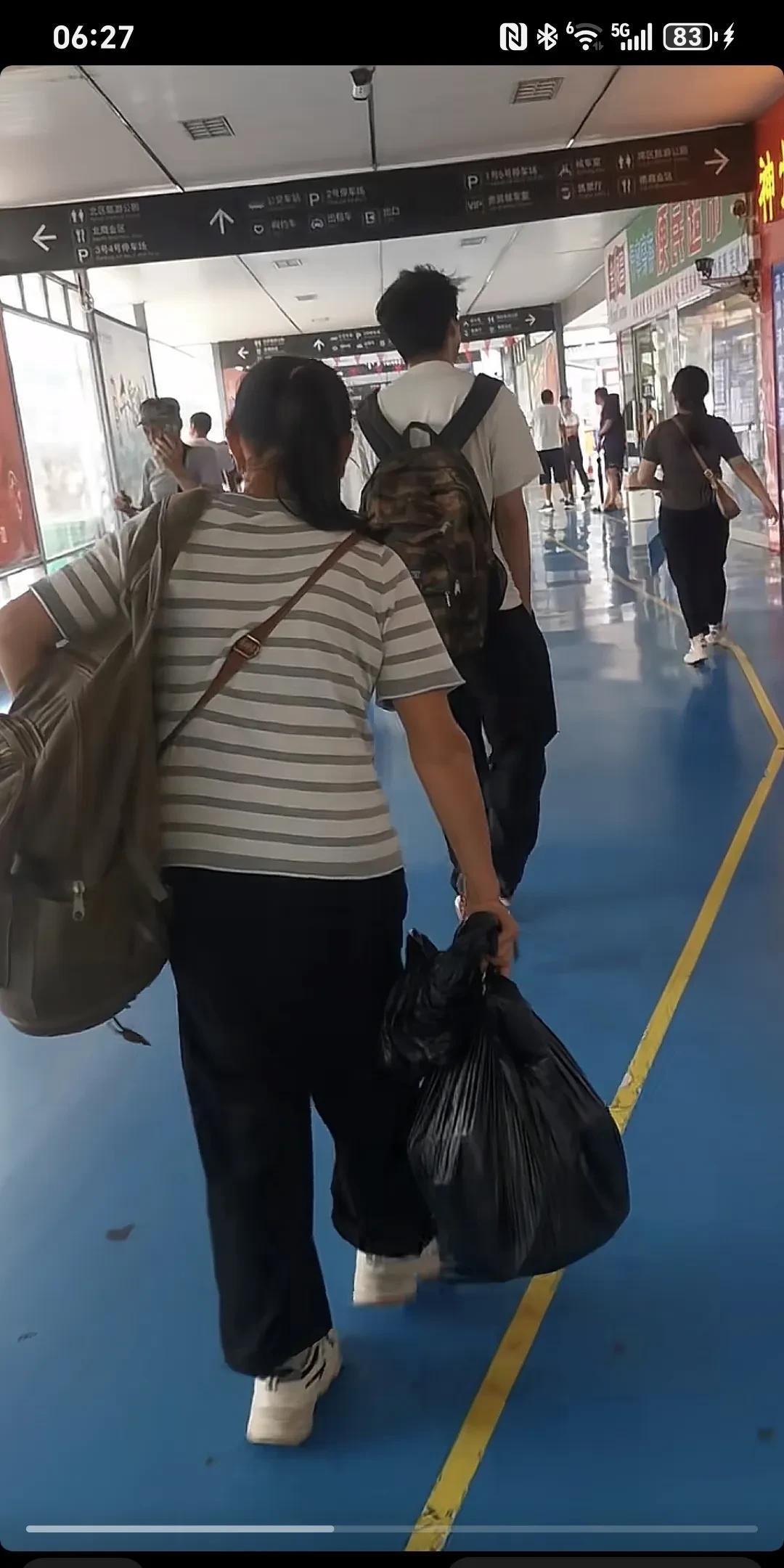 这是一对母子，下了车出了站，孩子就一直在埋怨老妈，质问老妈为啥不给他买辆车，难道