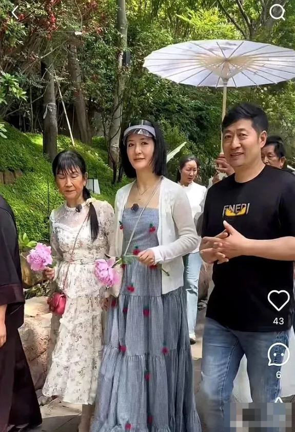 谢娜带着爸妈出游，看得出来谢娜妈妈穿衣打扮很有品味，清爽齐刘海搭配侧马尾，优雅又