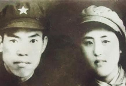 1948年，政委把21岁女护士调到37岁军长梁兴初身边，命令她去给他洗眼睛。但这