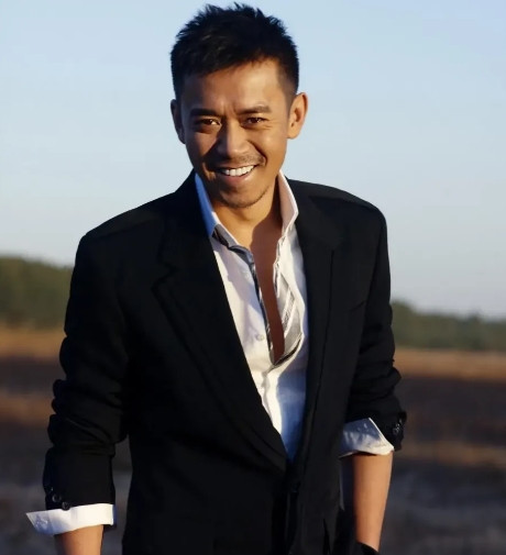 2009年，38岁的王学兵迎娶29岁的孙宁。整场婚礼的花销孙宁出的，礼金却被王学