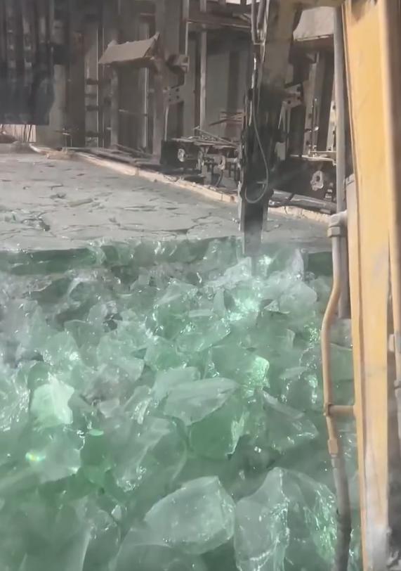 奇怪，明明说的是玻璃厂，我怎么想到的是我不停打工的一生！刷到一条视频，看得我心