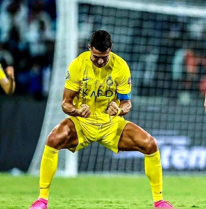 C罗砸钱买下西班牙球队当老板，主帅连夜递上球衣求他上阵，西班牙足协却一脚把大门踹