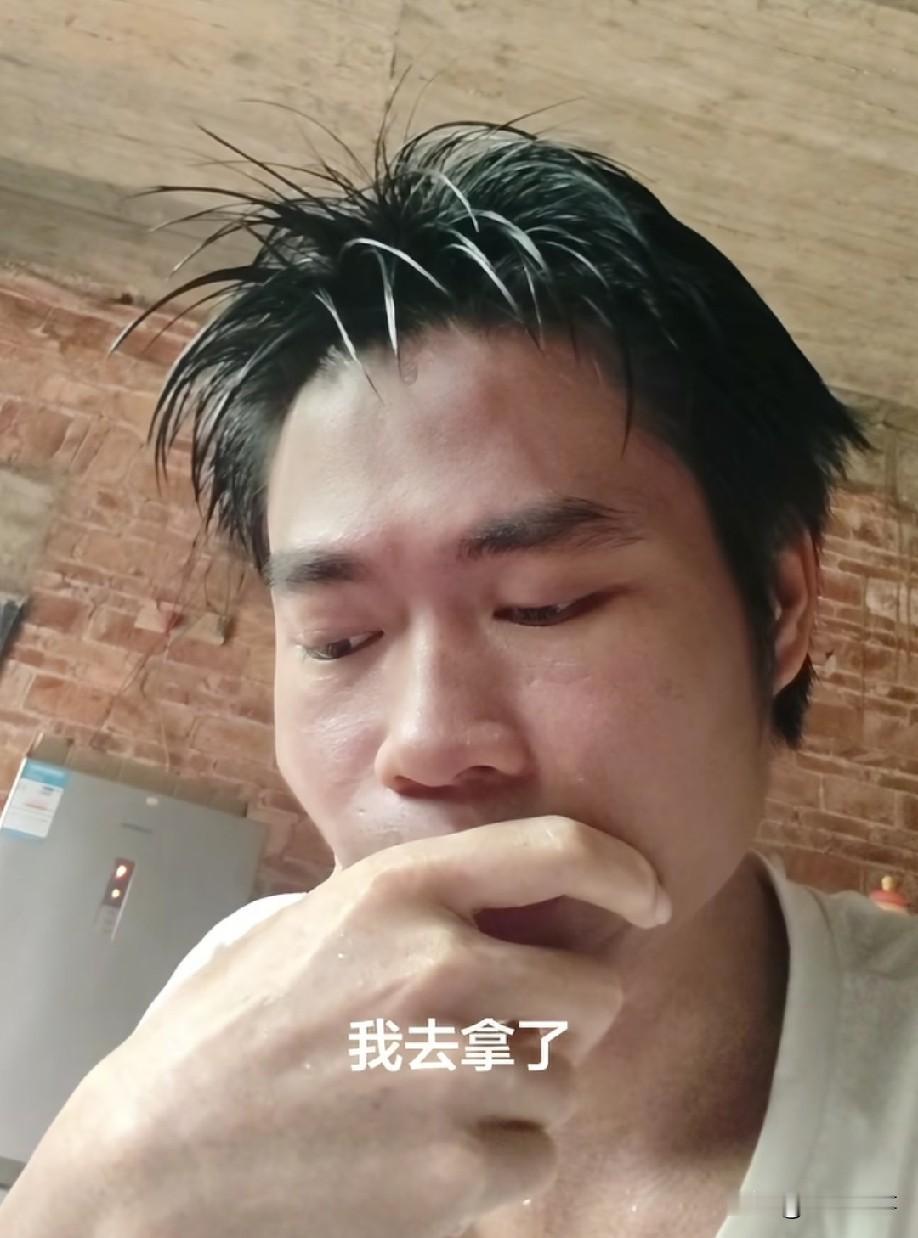 一位单亲爸爸在网上发布关于自己跟孩子的日常，结果网友纷纷留言孩子不像他，亲子鉴定