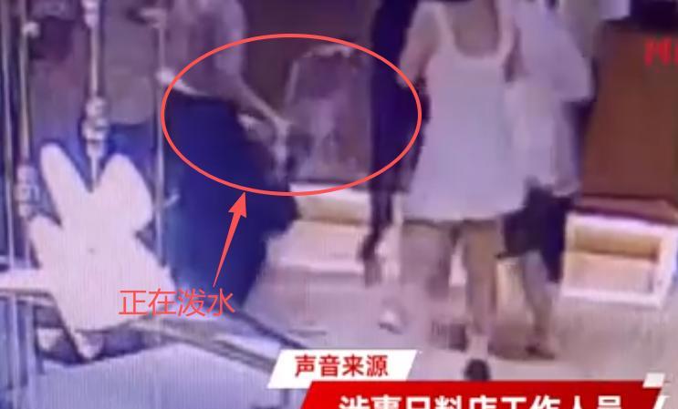 “必须严惩！”大连一家日料店内，就餐女子因让服务员帮忙倒酱油，遭到对方不耐烦的拒