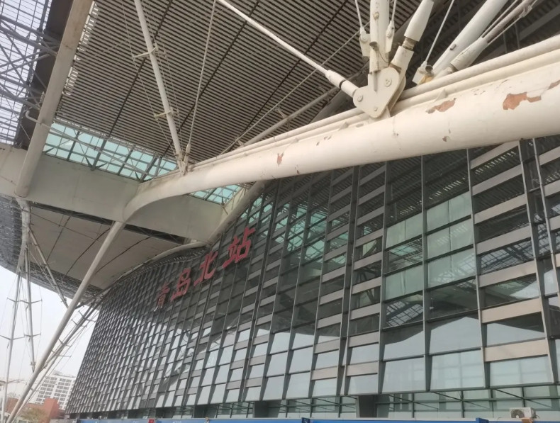 每次途径青岛北站都想吐槽一下，目前乘坐地铁过来还不能直接无缝衔接乘坐高铁，还需地