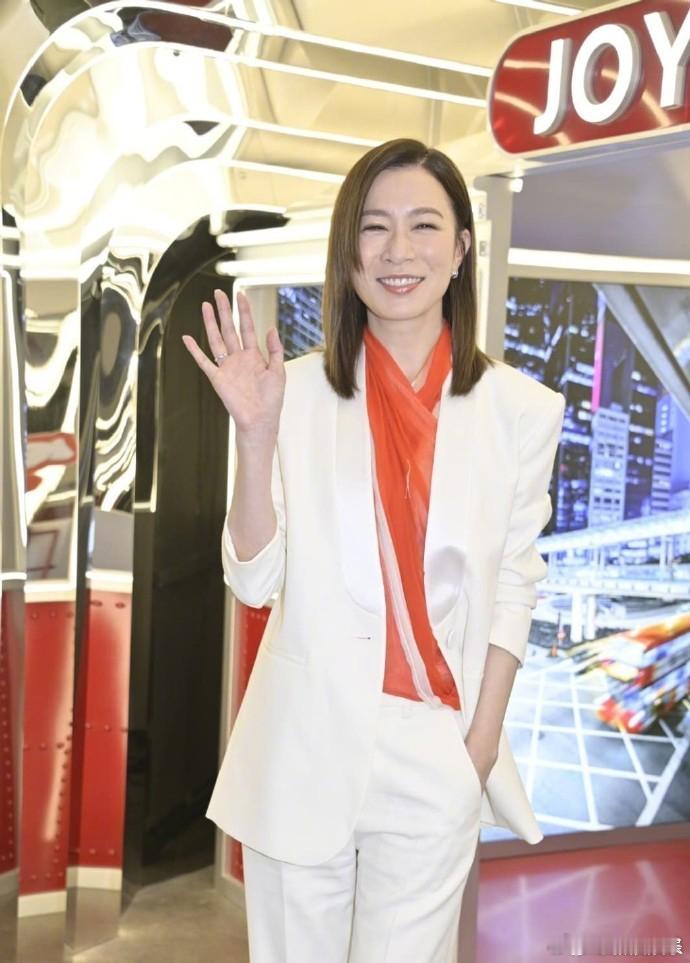 佘诗曼回应是否出演新闻女王3据港媒，佘诗曼回应是否出演《新闻女王3》，她表示最