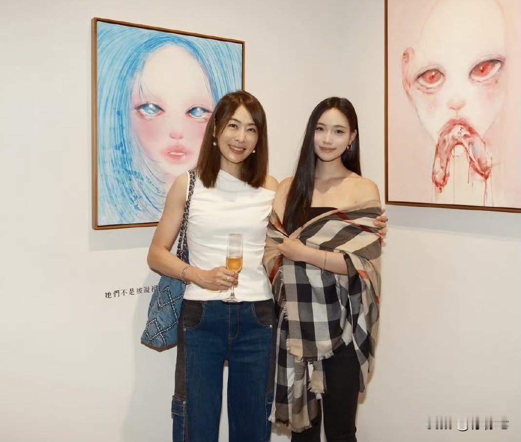 小S17岁女儿被全网吐槽的作品全卖光‼️诡异画风引骂战，背后竟是还“人情债券”