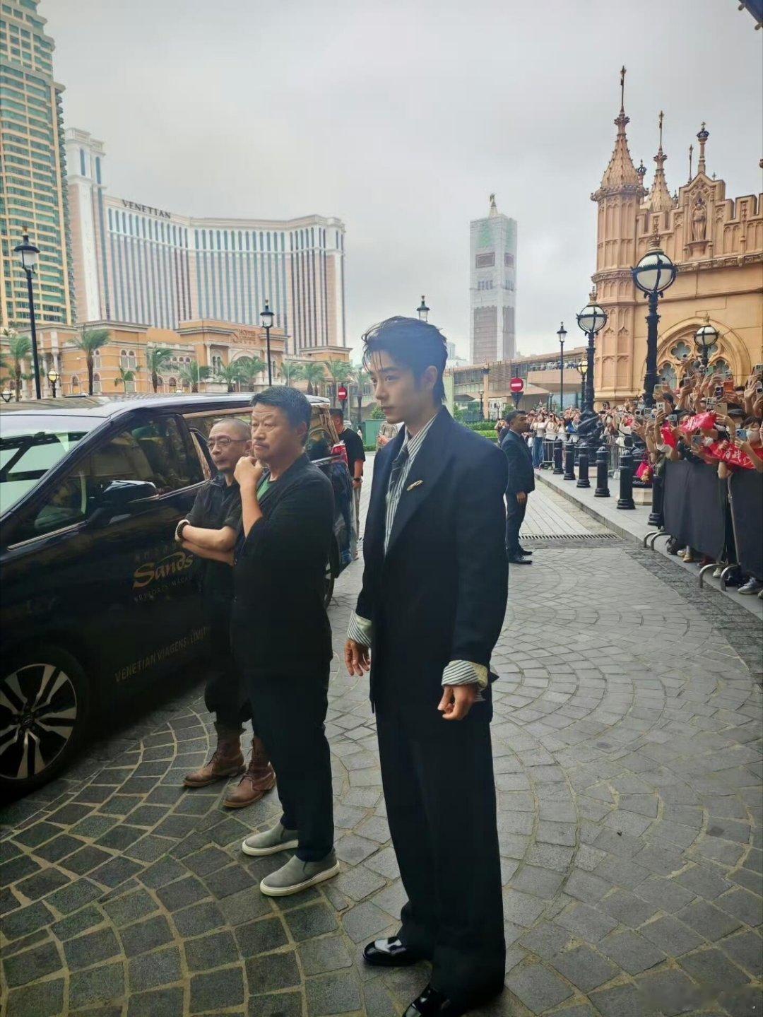 本质是个懵懵的巨兔，站那儿跟个手办似的，好可爱哟肖战刚拿奖又获提名xz肖
