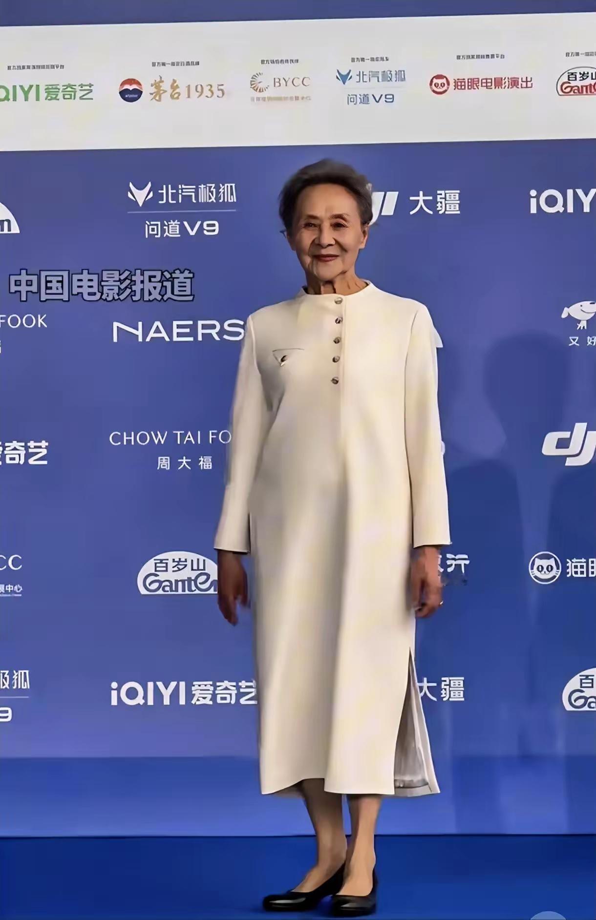 87岁的吴彦姝，气质反而越活越惊艳，整个人状态莫名不对劲。不是衰老带来的沧桑感，