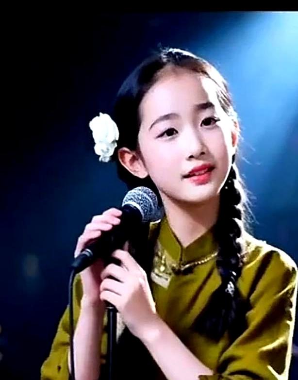 朱媛媛走后第五个月，辛柏青带17岁女儿出现在大孤山。这姑娘小名叫本本，穿藏蓝