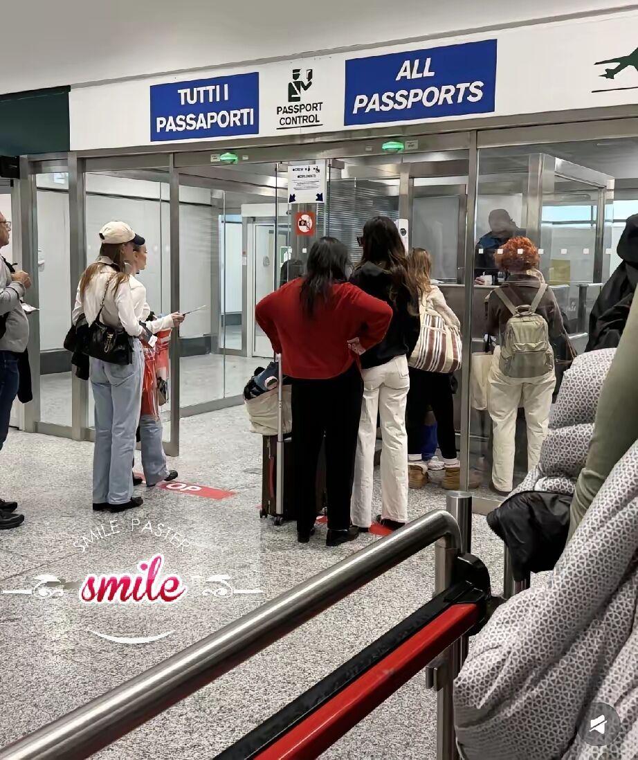 谷爱凌抵京！63岁妈妈机场疲惫照看哭全网2月28日谷爱凌官宣平安抵达北京，