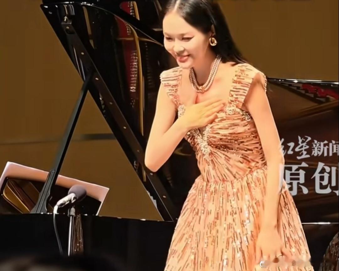 【37岁歌唱家龚爽离世】，看到了这消息心里挺惋惜的。#37岁歌唱家龚爽去世#正是事业往上走的年纪，在