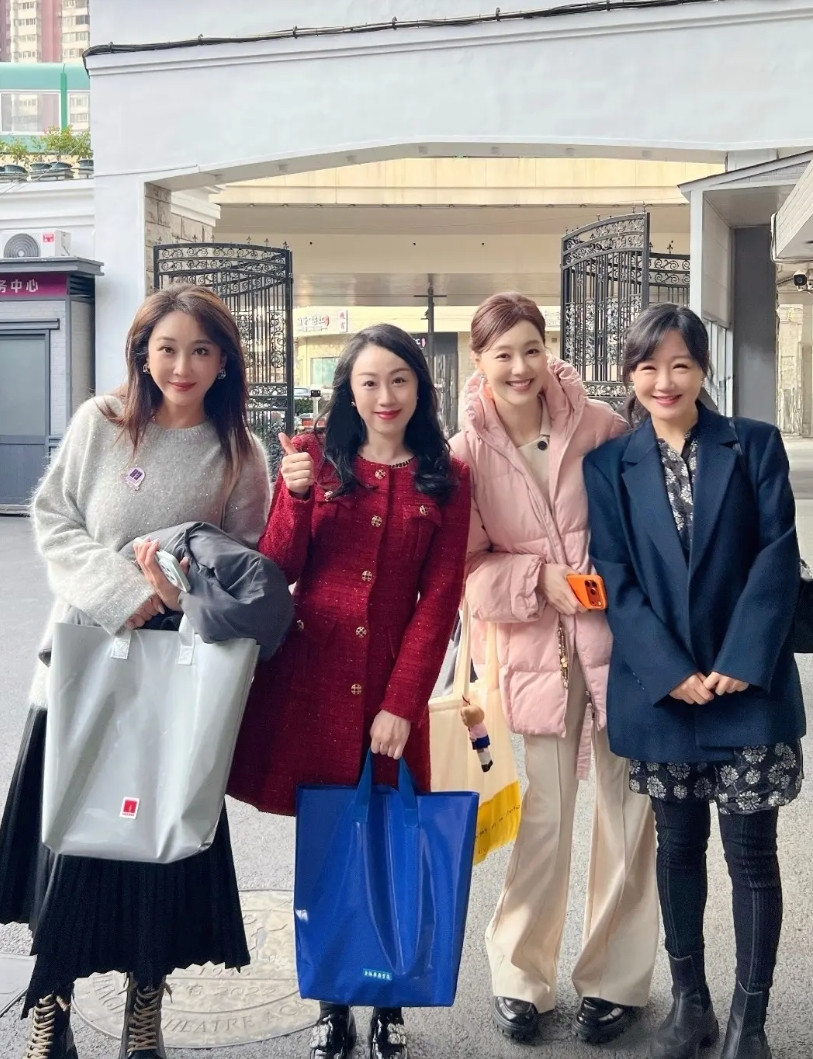 看照片中状态，谁幸福不幸福一目了然。看演员薛佳凝打扮有点老气还土气，西服配短裤