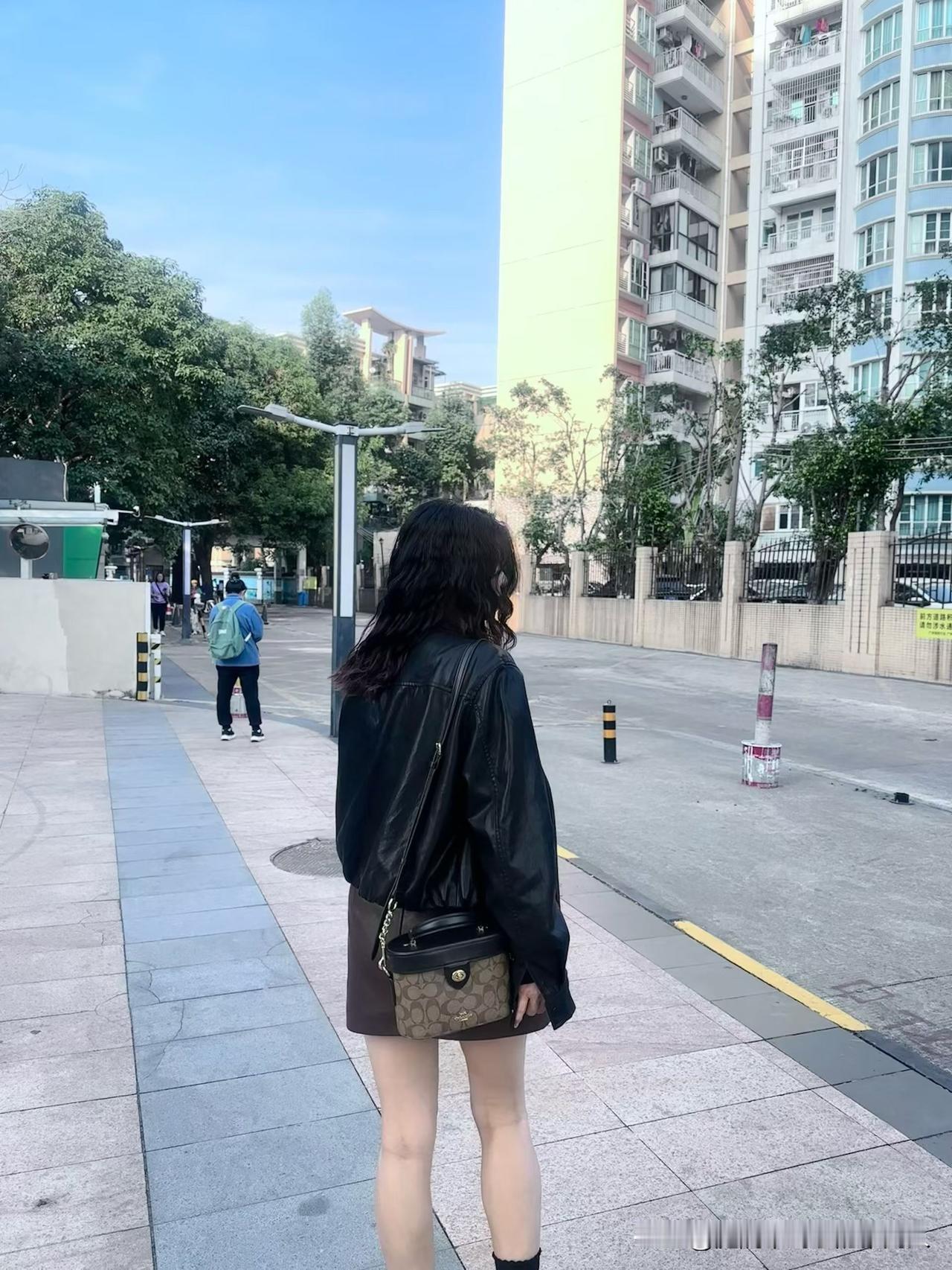 突然发现，我身边也有一个新型穷人。住着130平的宽敞大平层，周末开着30万的宝