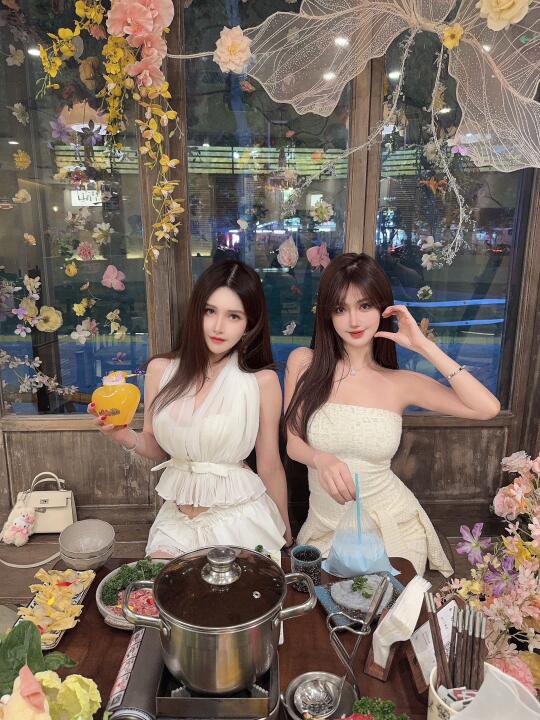 在花花里吃火锅🍲💐