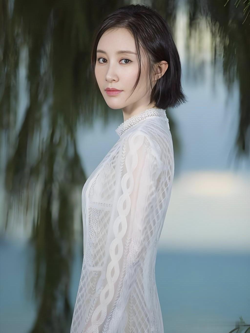 童星出道惊艳时光，舒畅以从容姿态演绎百态人生。岁月不败美人，她活成了自己的大女主