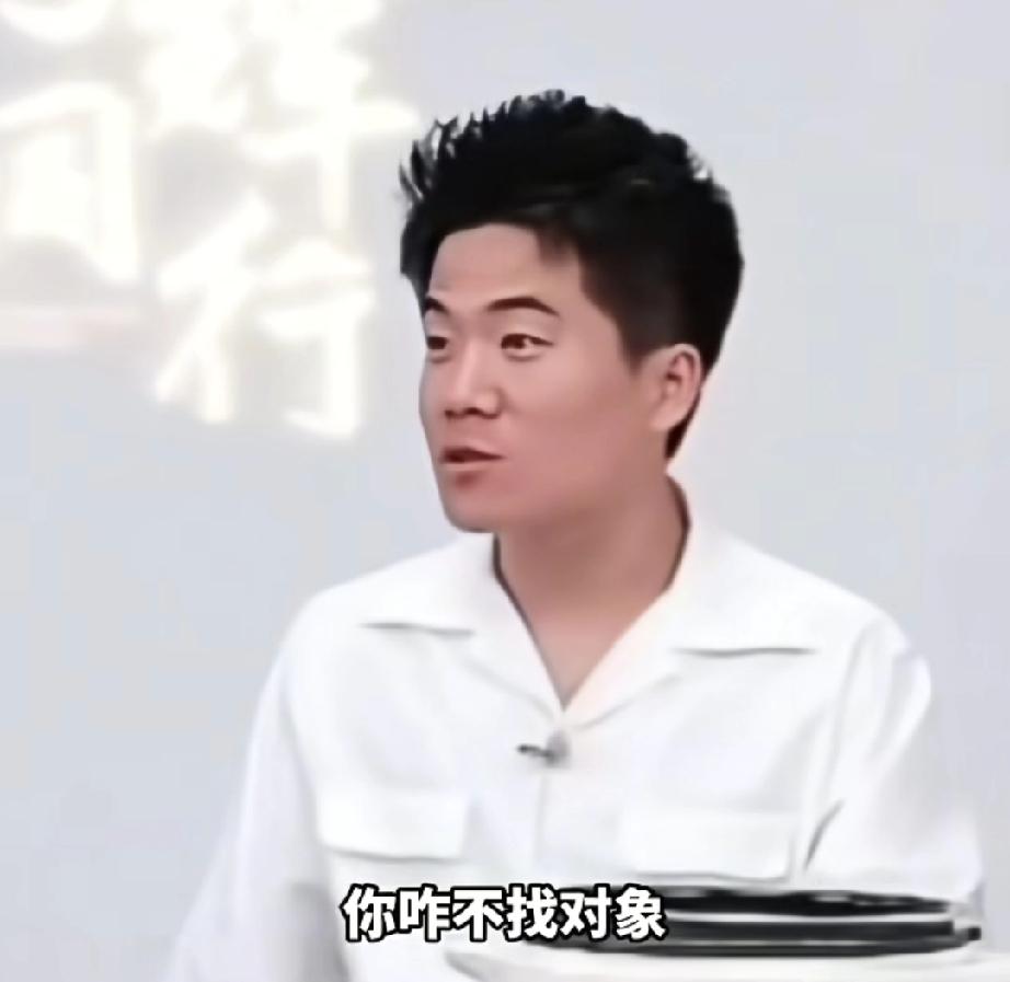 董宇辉是和他妈说了什么？把他妈气的拿着刀追他呢？原来董宇辉他妈问他，“你咋还不