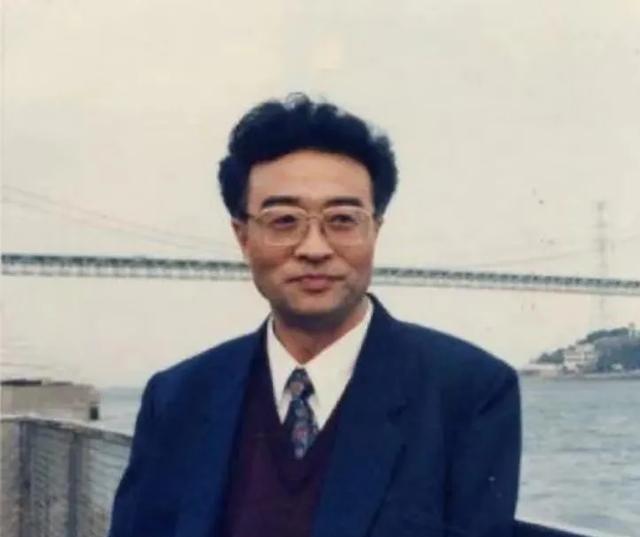 他名叫刘铁骑，是大贪官刘青山的儿子，父亲在1952年被枪毙的时候，刘铁骑才6岁，