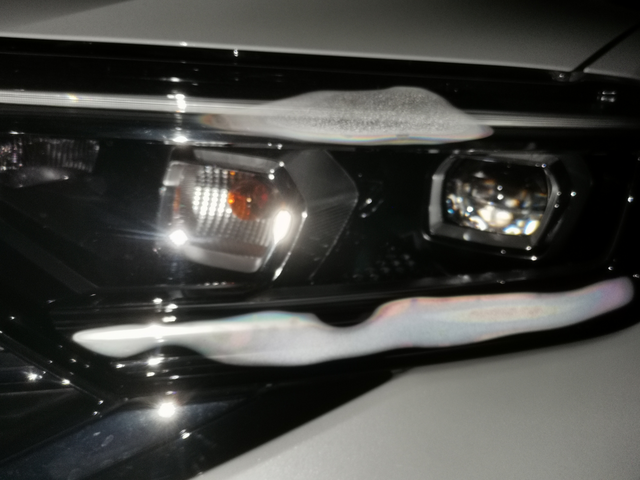 23款速腾大灯里面起水雾意外发现两个大灯有内起雾的情况，大灯不是封闭的吗？怎么