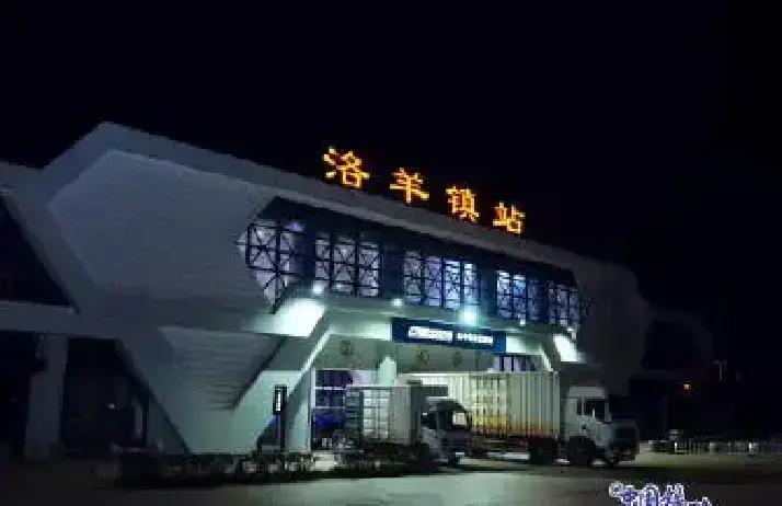 11月27日，昆明火车站官方微博发布公告称：11月27日凌晨，用于检测地震设备的