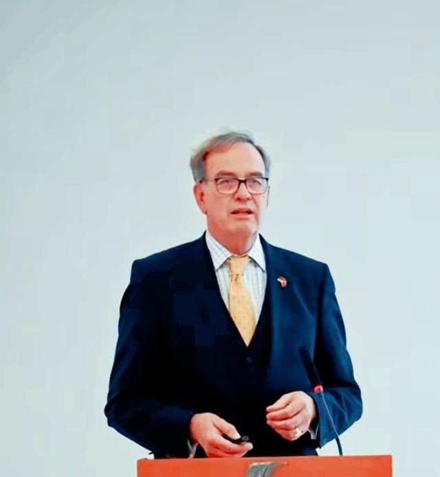 德国：中美打不起来了，因为打了也白打！日前德国教授坦率指出：美国不是害怕中国，也