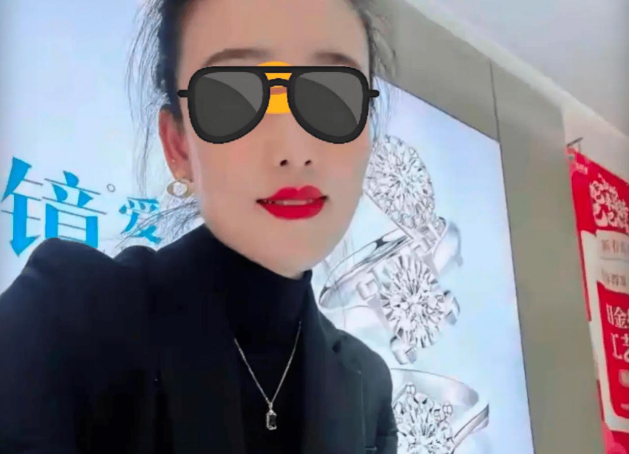 33岁的付婷婷是响水上海金店的副店长，是一名靠谱的事业型女性。她每一天都工作