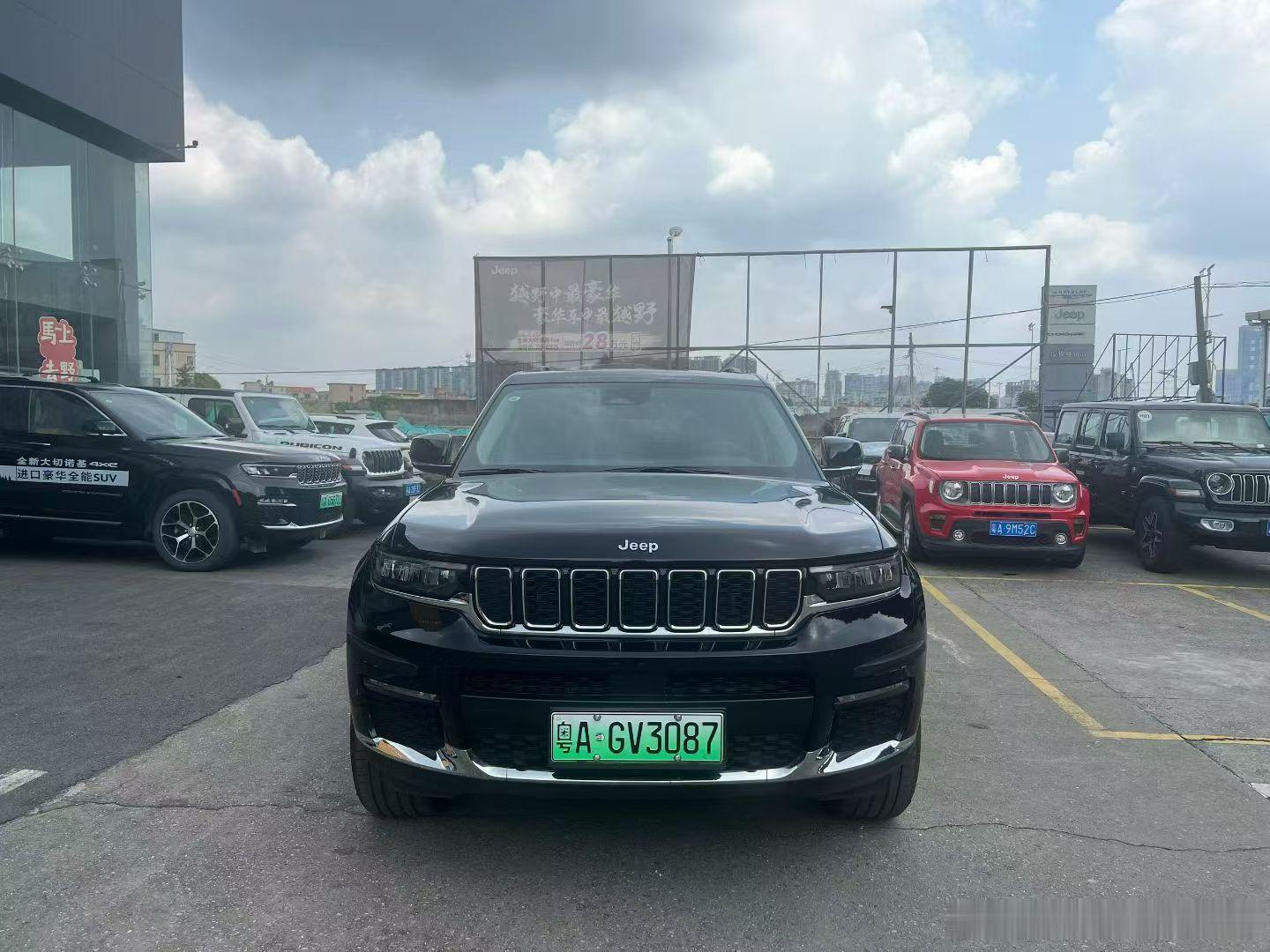 来试驾一款冷门到不行的SUV，你们能喊出全名吗实地到店摸了台Jeep大切诺基4×