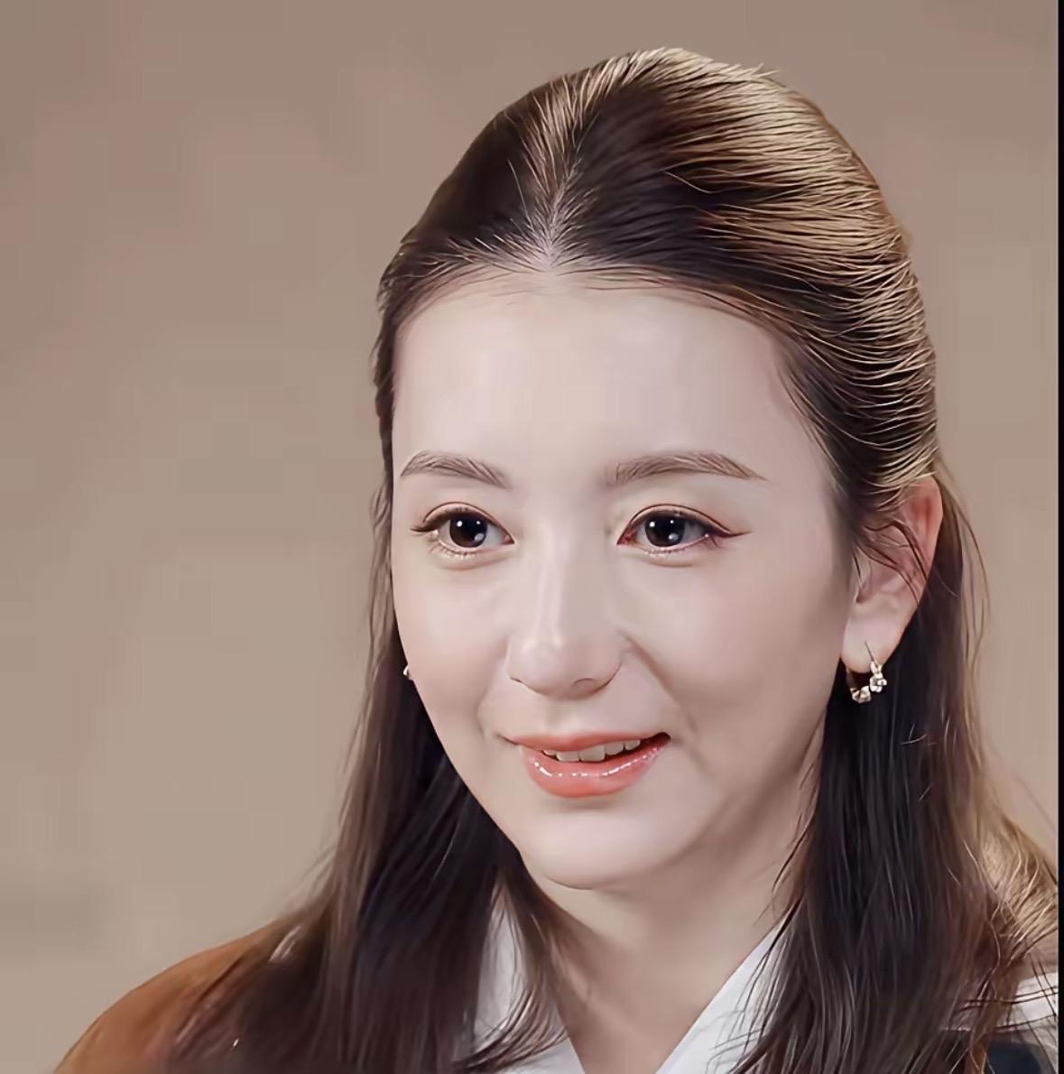 表情可以骗人，但眼神和状态骗不了人。或许方媛也并没有我们想象中的那么幸福。